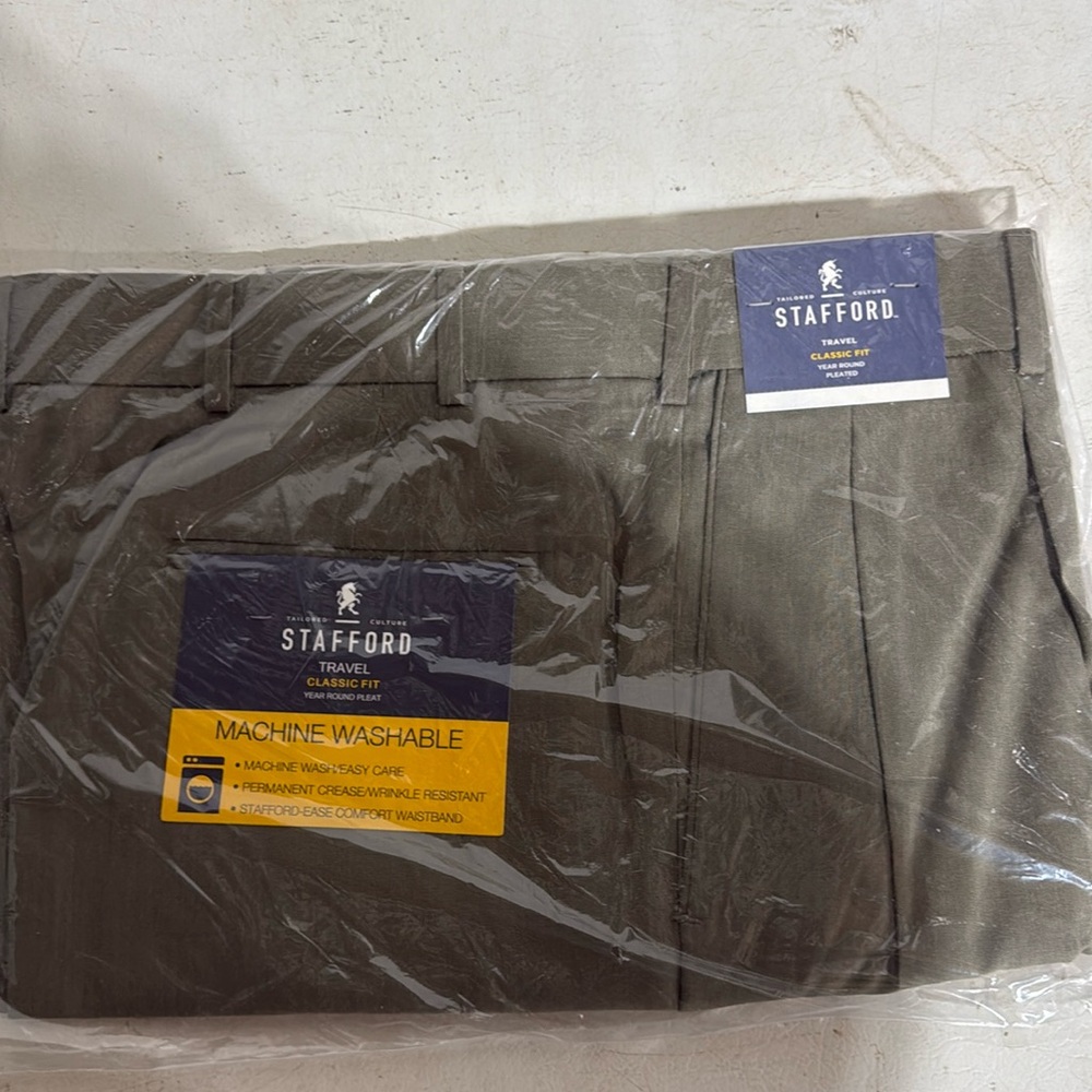Stafford Travel Classic Fit Pleated Pants